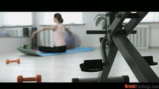 Jogázó tini lányt kefél popsiba az edő