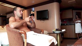 Danika Mori a hotelban kefél
