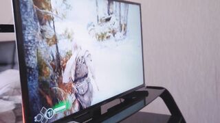 Gamer lány konzolozás helyett dákót kap