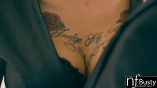 Anna Bell Peaks a tetovált szexi muff