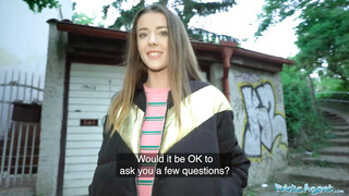 Sybil egy kicsike pénzért bárkivel kefél
