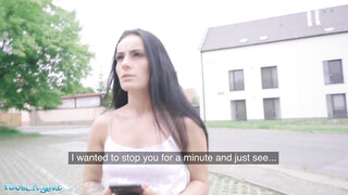 Lexi egy kicsike pénzért bármire képes