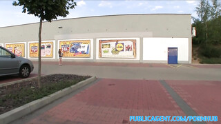 Yvette a lidl parkolójában kefél