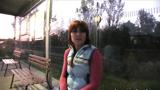 Lucy a buszmegállóban kefél