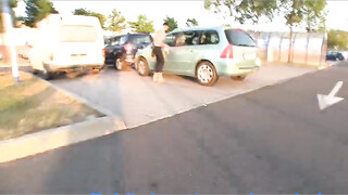 Fiatal anyuci a parkolóban kefél