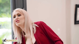Katie Monroe kefél a nevelő fiával