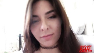 Keira Croft segge alaposan meghágva
