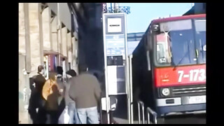 Budapesti Buszon fogdossa a nagy mellet