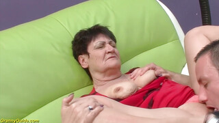 Idős érett nő és a fiatal pasi