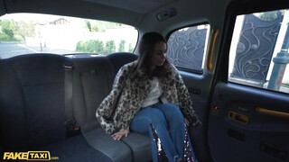 Fake Taxi - Jessy Jey a hátsó ülésen kefél