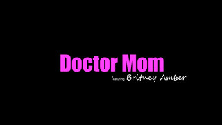 Moms Teach Sex - Britney Amber a szőrös pinás milf