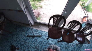 Tetovált orosz tini csaj a medencénél kefél