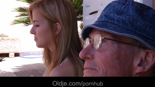 Oldje - cuki tini élvezettel szopja ki a gecit az öregből