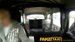FakeTaxi - a pici lopós fekete csajszi megbánja amit tett