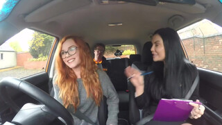 Fake Driving School - pici vörös lány eltereli az oktató figyelmét