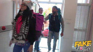 Fake Hostel - Spanyol lány a pasija előtt kefél