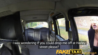 FakeTaxi - hatalmas csöcsű Milf szétbaszatja magát a Taxiban