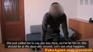 FakeAgent - picike világos szőke lány nem nedvesedik