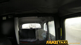 FakeTaxi - kitetovált csajszi megkúrelva a hátsó ülésen