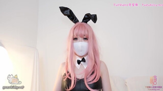 Cosplayes lány harisnyában és maszkban megkúrelva