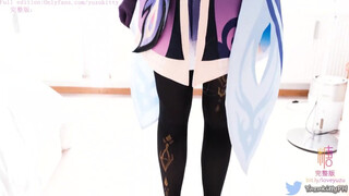 Cosplay-es lány lábbal baszik és aztán őt basszák