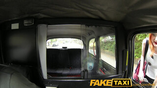 FakeTaxi szexi vörös lány extra kannákkal