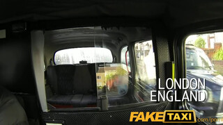 FakeTaxi világos szőke csajt nem nagyon zavarja az idősebb dákó