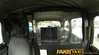 FakeTaxi kanos csajt meglepetés éri a hátsó ülésen