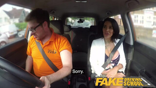 Fake Driving School gecivel megöntözött punci az oktató kocsijában