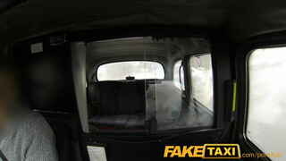 Faketaxi hatalmas csöcsök és szopós száj