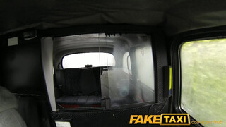 FakeTaxi félénk csajszi extra pénzt szerez