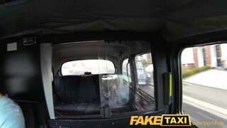 FakeTaxi szexi csajszi engedi popsiba is