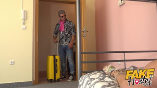 Fake Hostel szűk pinájú olasz lány és két farok