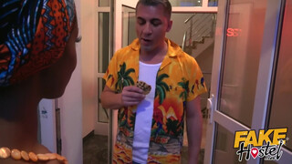 Fake Hostel afrikai lány és egy latin pina közösen