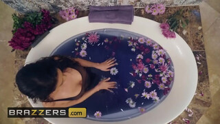 Brazzers - Katana Kombat fürdés után kefél is