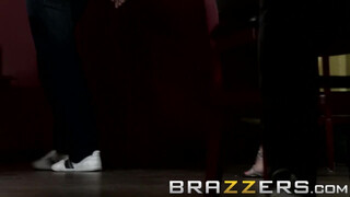 Brazzers - Keiran Lee egyszerre basz meg két csajt