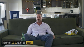 Brazzers - a tetovált pornós lány elpusztítva