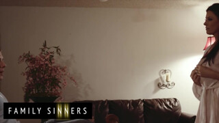 FamilySinners - India Summer a férje fiával kefél félre