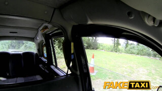 FakeTaxi még a sofőr seggét is kinyalja a lány