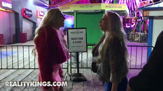 Reality Kings - Carmen Caliente & Kendra Sunderland letámadnak egy srácot