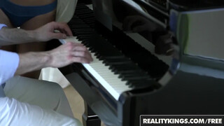 Reality Kings - a vékonyka kicsike tini szépen elélvez