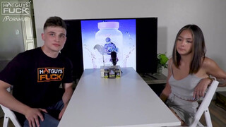 Tini pici cicis lány és a tetovált srác - Hot Guys Fuck