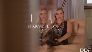Nikky Dream szexi ruhában peckezik
