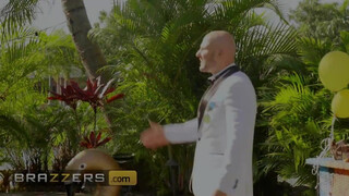 Brazzers - Victoria June kúr a pincér sráccal