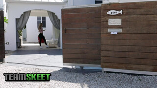 TeenPies - Kali Roses csupasz muffja megkúrelva