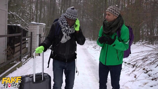 Nagy cicis tini lány és a turista srácok - Fake Hostel