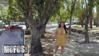 Mofos - Angela White élvezi ha keményen dugják