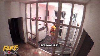 Három leszbikus lány kényezteti magát - Fake Hostel