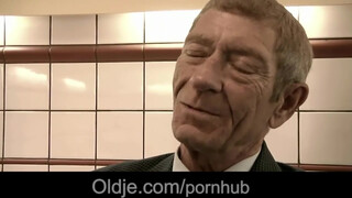 Magyar pornós lány kefél öreg pasival - Oldje