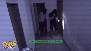 Tini csajt kúrnak a rabló srácok - Fake Hostel